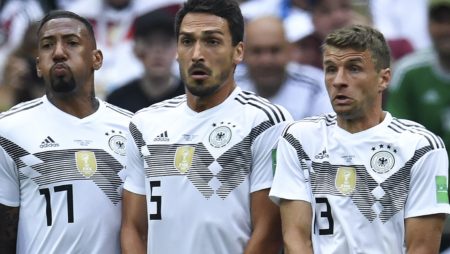 Joachim Low i hap sërish derën  Muller dhe Hummels