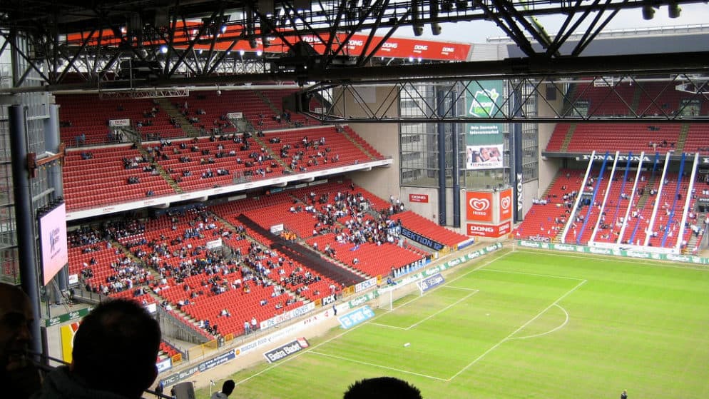 Danimarka lejon 12.000 fansa në stadium